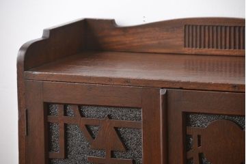 アンティーク家具　和製アンティーク 透かし彫りがモダンなダイヤガラス入り本箱