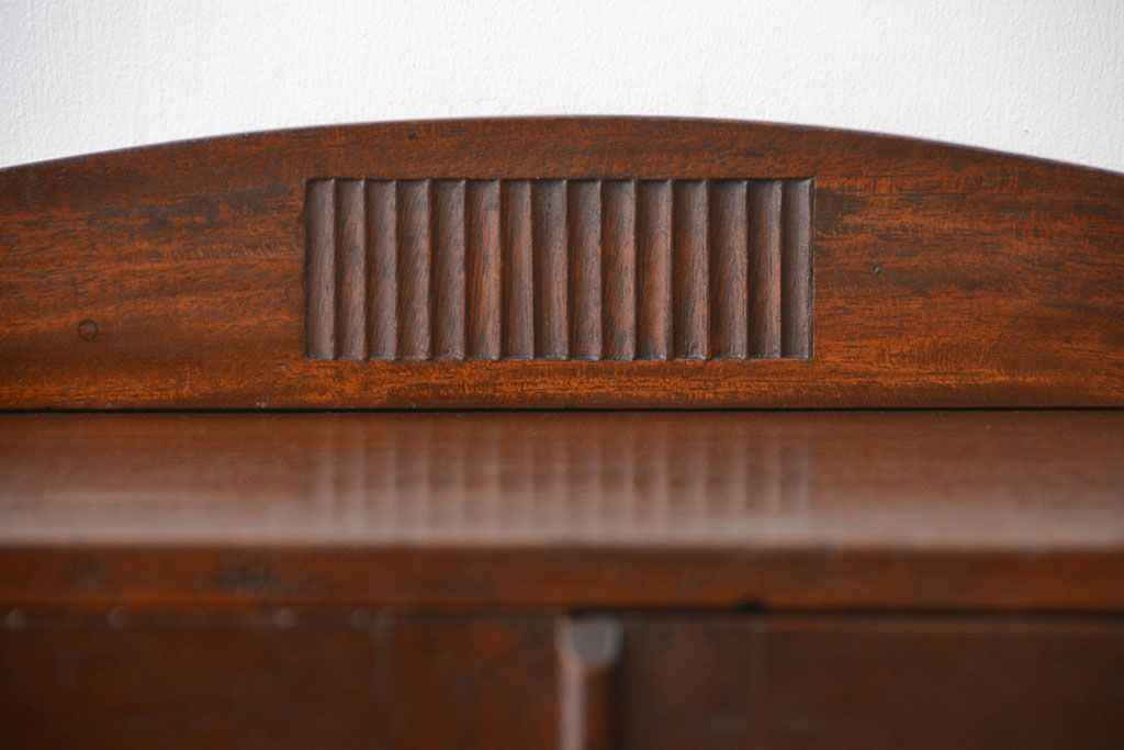 アンティーク家具　和製アンティーク 透かし彫りがモダンなダイヤガラス入り本箱