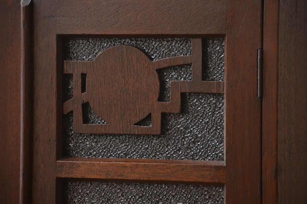 アンティーク家具　和製アンティーク 透かし彫りがモダンなダイヤガラス入り本箱