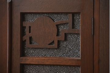 アンティーク家具　和製アンティーク 透かし彫りがモダンなダイヤガラス入り本箱