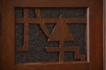 アンティーク家具　和製アンティーク 透かし彫りがモダンなダイヤガラス入り本箱