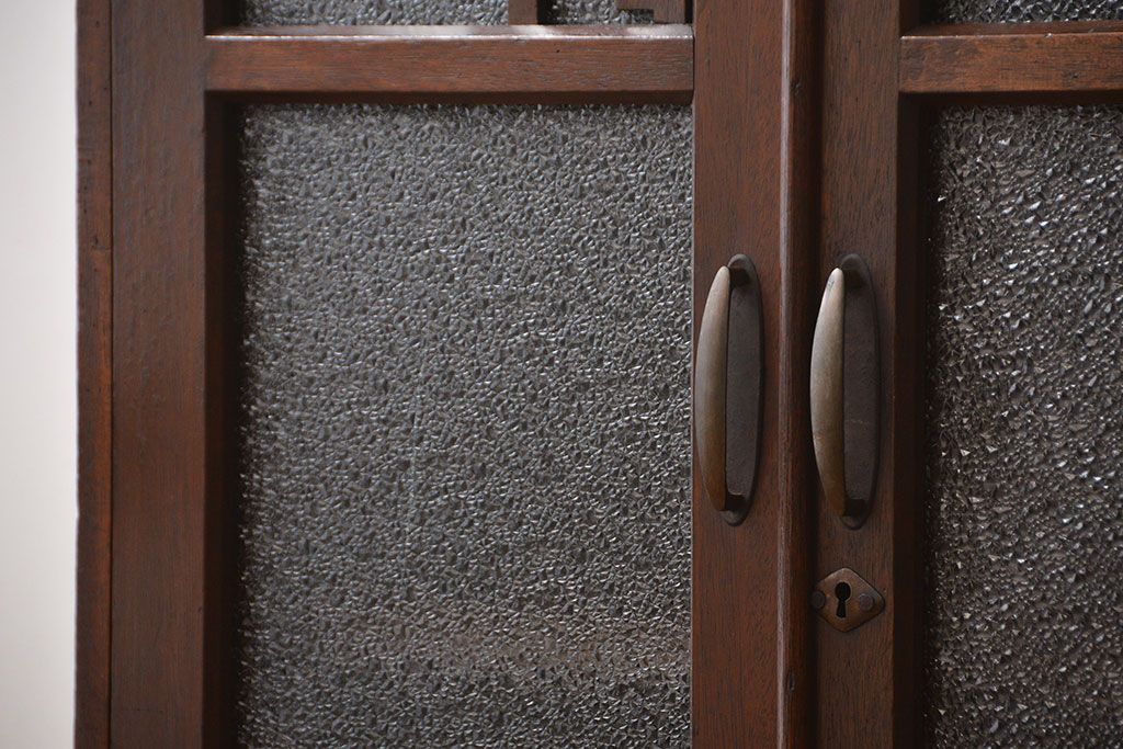 アンティーク家具　和製アンティーク 透かし彫りがモダンなダイヤガラス入り本箱