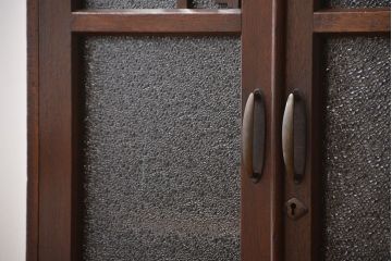 アンティーク家具　和製アンティーク 透かし彫りがモダンなダイヤガラス入り本箱