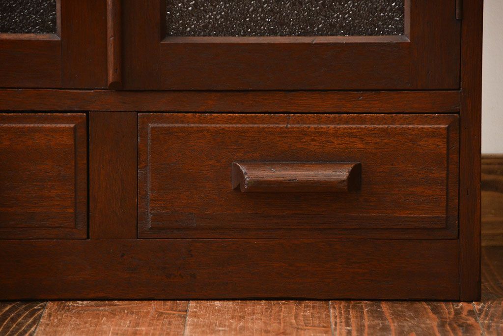 アンティーク家具　和製アンティーク 透かし彫りがモダンなダイヤガラス入り本箱