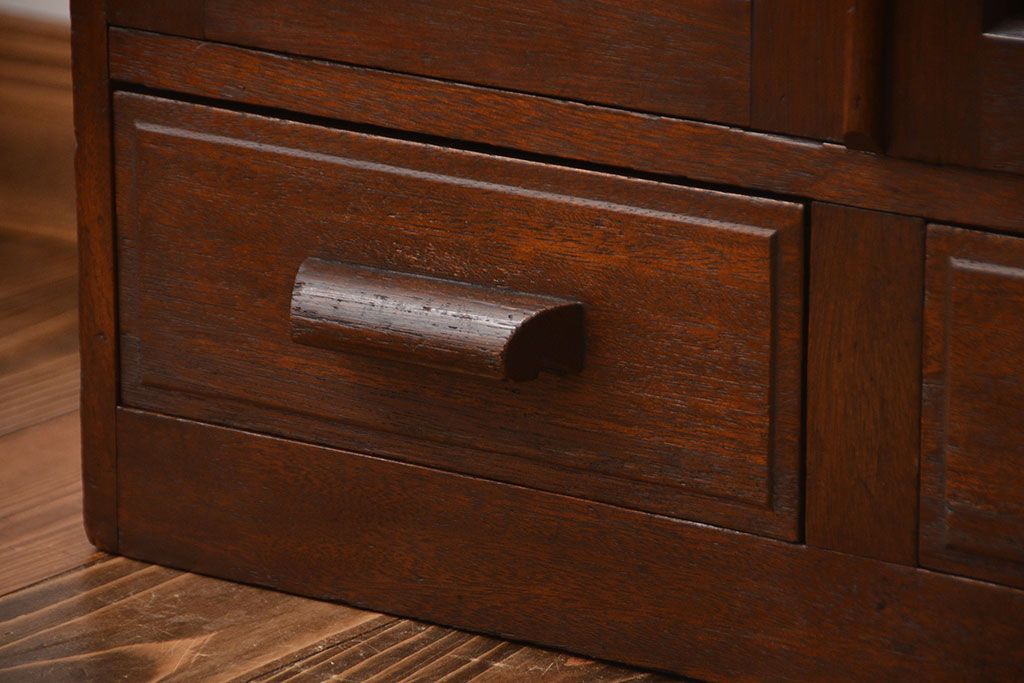 アンティーク家具　和製アンティーク 透かし彫りがモダンなダイヤガラス入り本箱