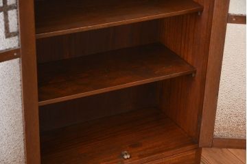 アンティーク家具　和製アンティーク 透かし彫りがモダンなダイヤガラス入り本箱