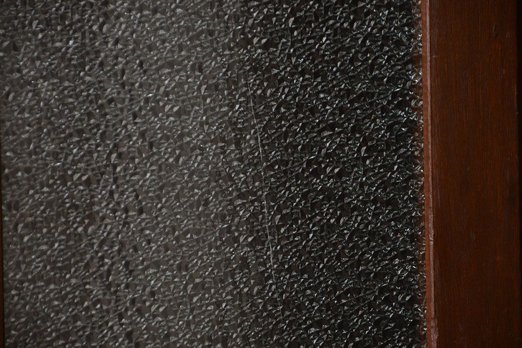 アンティーク家具　和製アンティーク 透かし彫りがモダンなダイヤガラス入り本箱