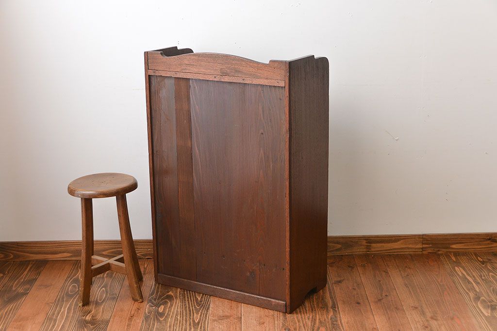 アンティーク家具　和製アンティーク 透かし彫りがモダンなダイヤガラス入り本箱