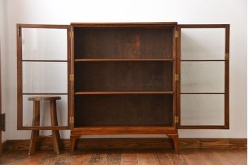 アンティーク家具　イギリスアンティーク　シンプルでおしゃれな脚付きブックケース