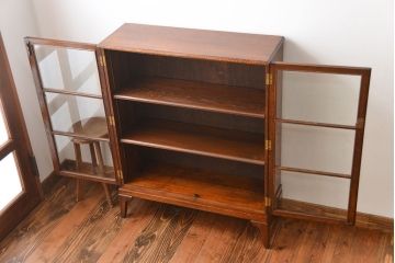 アンティーク家具　イギリスアンティーク　シンプルでおしゃれな脚付きブックケース