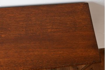 アンティーク家具　イギリスアンティーク　シンプルでおしゃれな脚付きブックケース