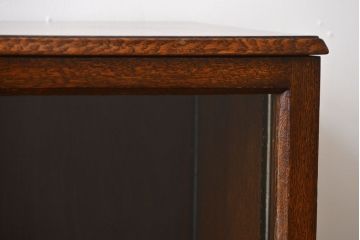 アンティーク家具　イギリスアンティーク　シンプルでおしゃれな脚付きブックケース