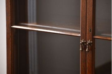 アンティーク家具　イギリスアンティーク　シンプルでおしゃれな脚付きブックケース