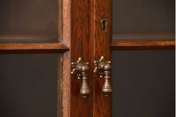 アンティーク家具　イギリスアンティーク　シンプルでおしゃれな脚付きブックケース