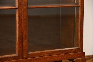 アンティーク家具　イギリスアンティーク　シンプルでおしゃれな脚付きブックケース