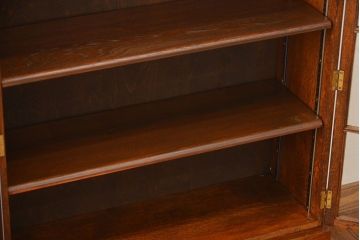 アンティーク家具　イギリスアンティーク　シンプルでおしゃれな脚付きブックケース