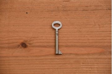 アンティーク家具　イギリスアンティーク　シンプルでおしゃれな脚付きブックケース