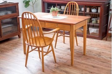 アンティーク家具　【イギリスアンティーク・ダイニングテーブル】　古い木製のシンプルなダイニングテーブル(デスク)