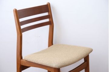 ヴィンテージ家具　北欧ビンテージ　チーク材のお洒落なダイニングチェア(1)