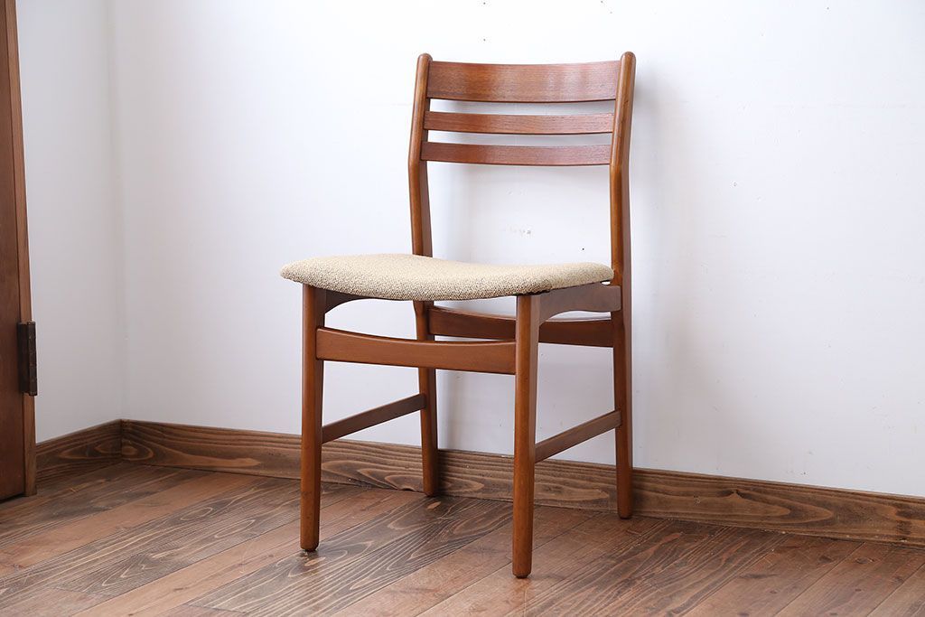 ヴィンテージ家具　北欧ビンテージ　チーク材のお洒落なダイニングチェア(2)