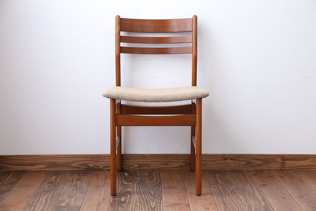 ヴィンテージ家具　北欧ビンテージ　チーク材のお洒落なダイニングチェア(2)