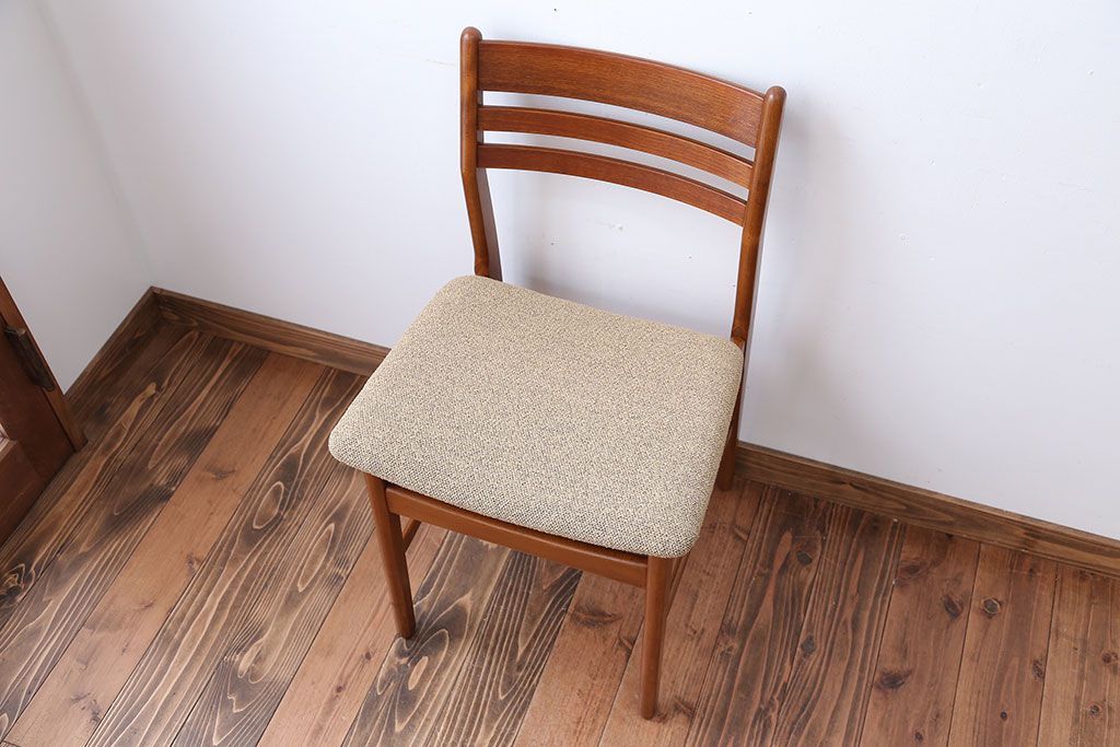 ヴィンテージ家具　北欧ビンテージ　チーク材のお洒落なダイニングチェア(2)