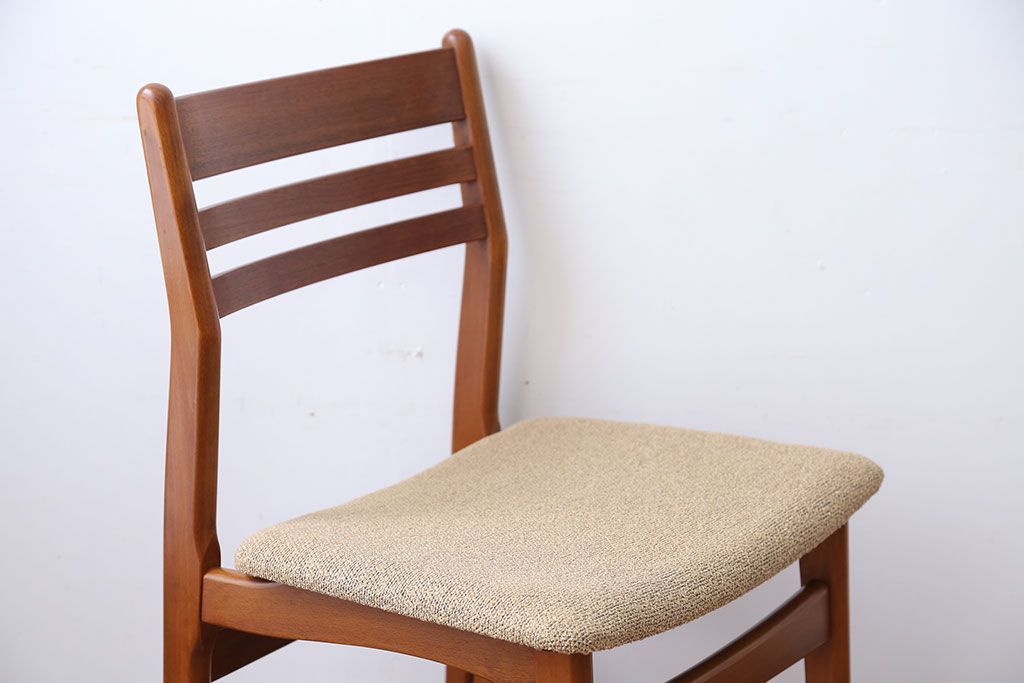 ヴィンテージ家具　北欧ビンテージ　チーク材のお洒落なダイニングチェア(2)