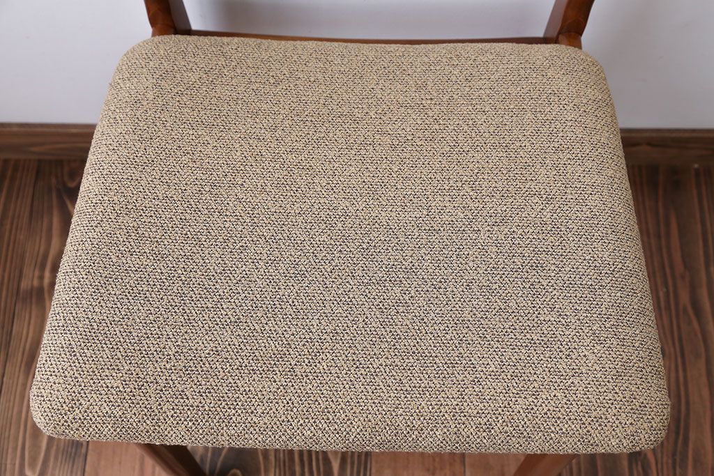 ヴィンテージ家具　北欧ビンテージ　チーク材のお洒落なダイニングチェア(2)