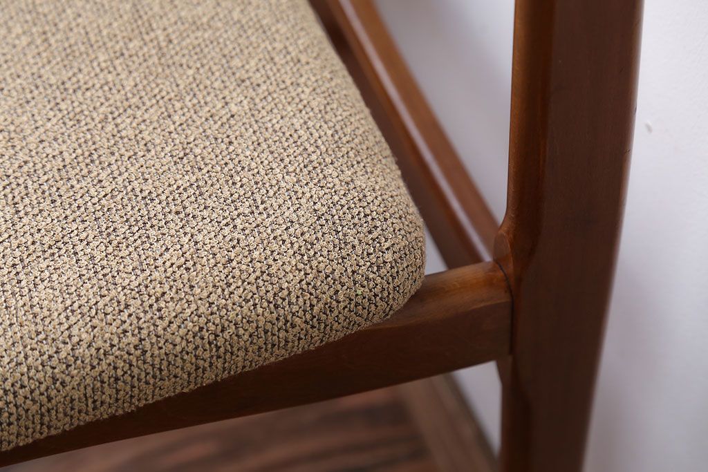 ヴィンテージ家具　北欧ビンテージ　チーク材のお洒落なダイニングチェア(2)