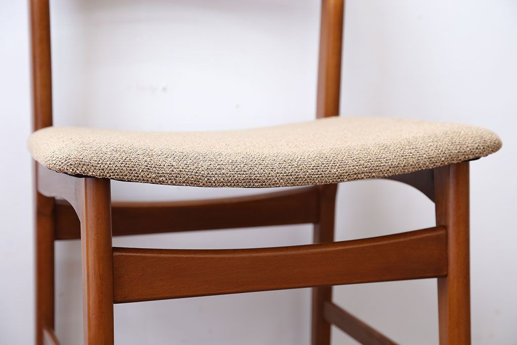 ヴィンテージ家具　北欧ビンテージ　チーク材のお洒落なダイニングチェア(2)