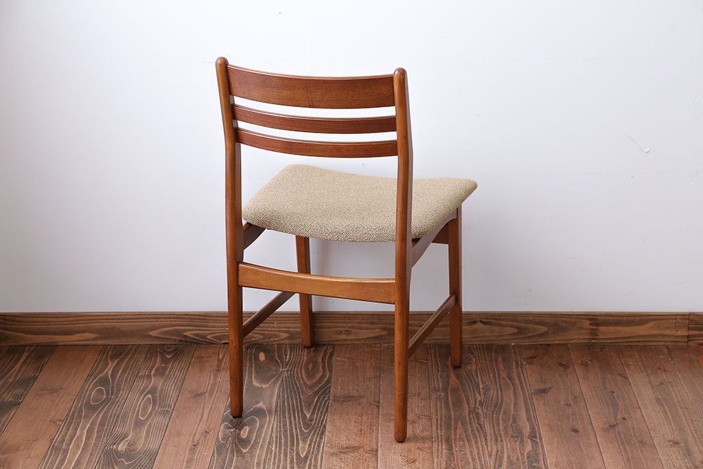 ヴィンテージ家具　北欧ビンテージ　チーク材のお洒落なダイニングチェア(2)