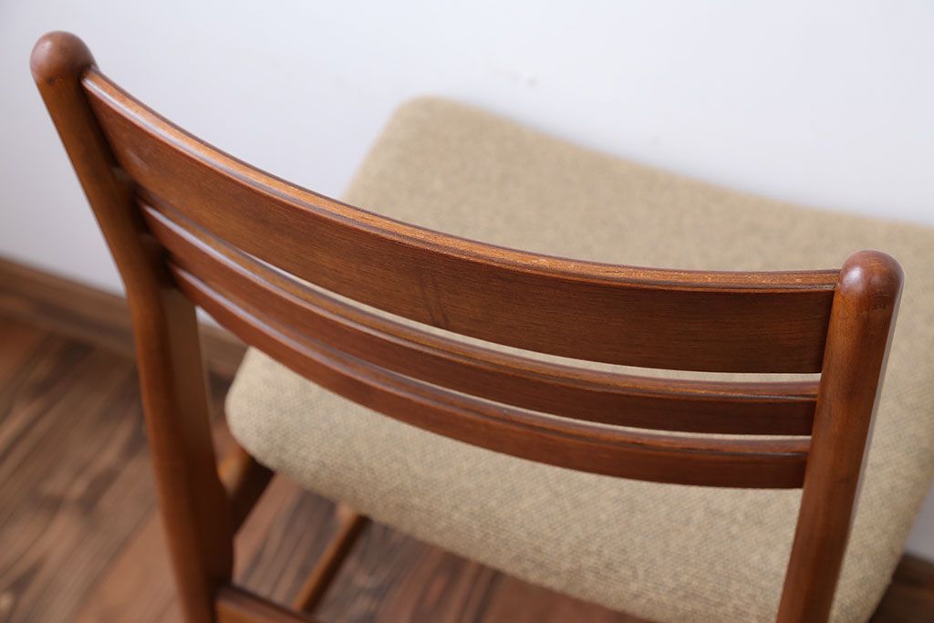 ヴィンテージ家具　北欧ビンテージ　チーク材のお洒落なダイニングチェア(2)