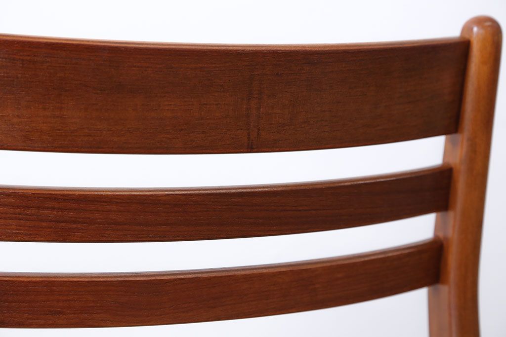 ヴィンテージ家具　北欧ビンテージ　チーク材のお洒落なダイニングチェア(2)