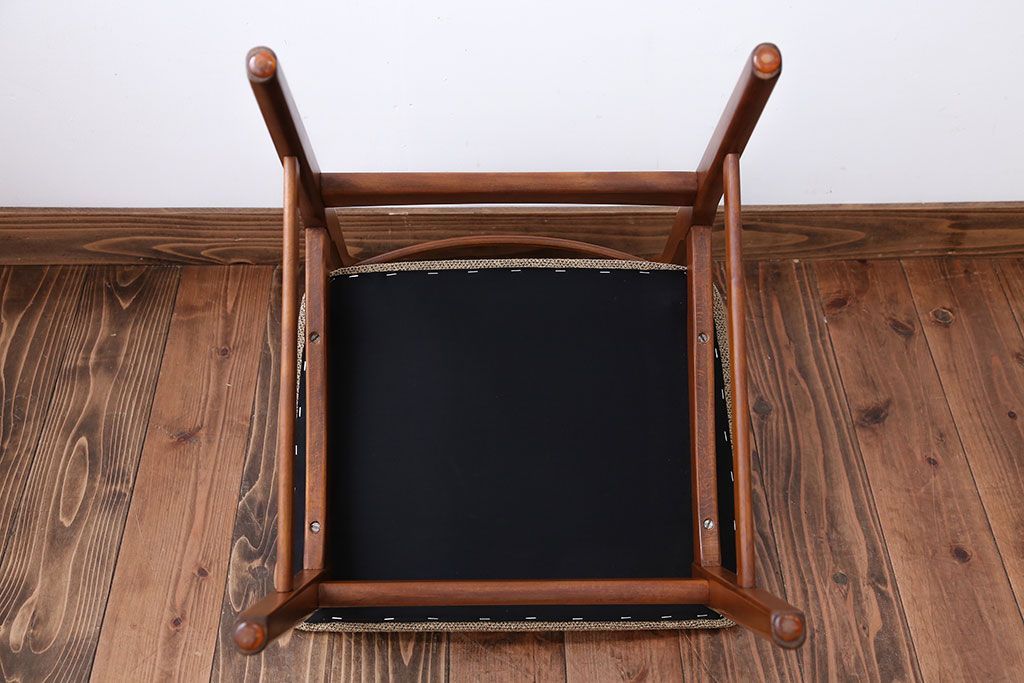 ヴィンテージ家具　北欧ビンテージ　チーク材のお洒落なダイニングチェア(2)