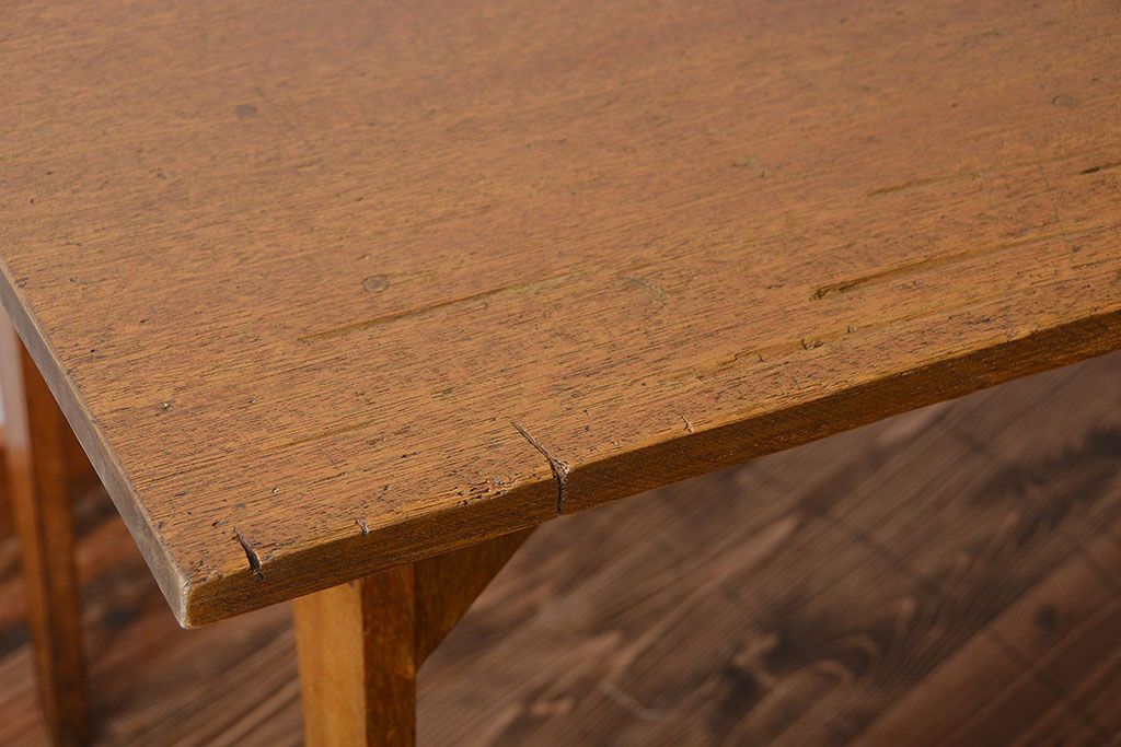 アンティーク家具　アンティーク　ナチュラルな木味の古いシンプルなダイニングテーブル