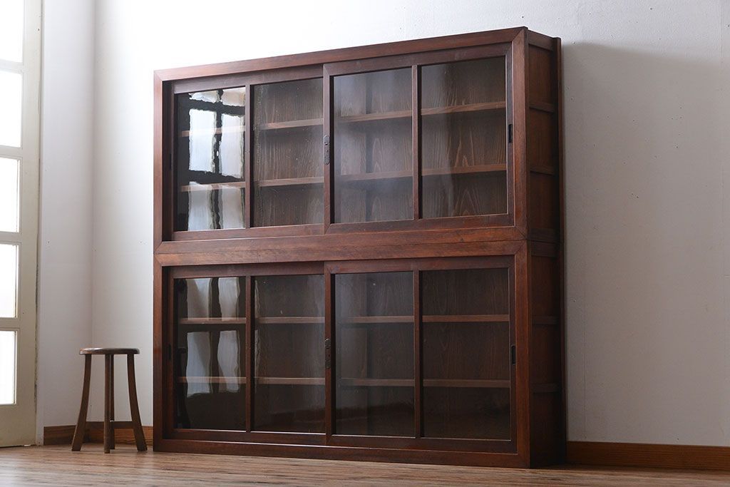 アンティーク家具　和製アンティーク　古い木製の引き戸付き大きな薄型収納棚