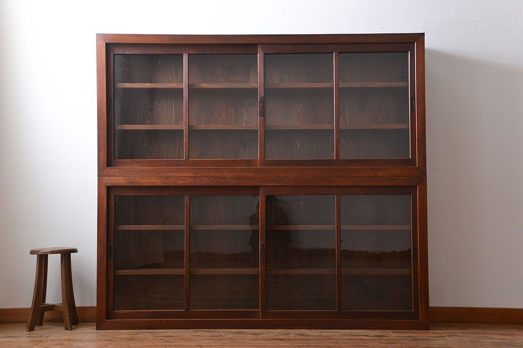 アンティーク家具　和製アンティーク　古い木製の引き戸付き大きな薄型収納棚