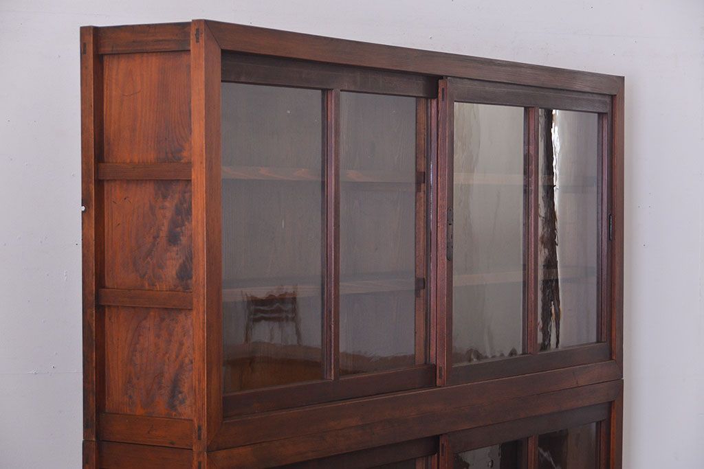 アンティーク家具　和製アンティーク　古い木製の引き戸付き大きな薄型収納棚