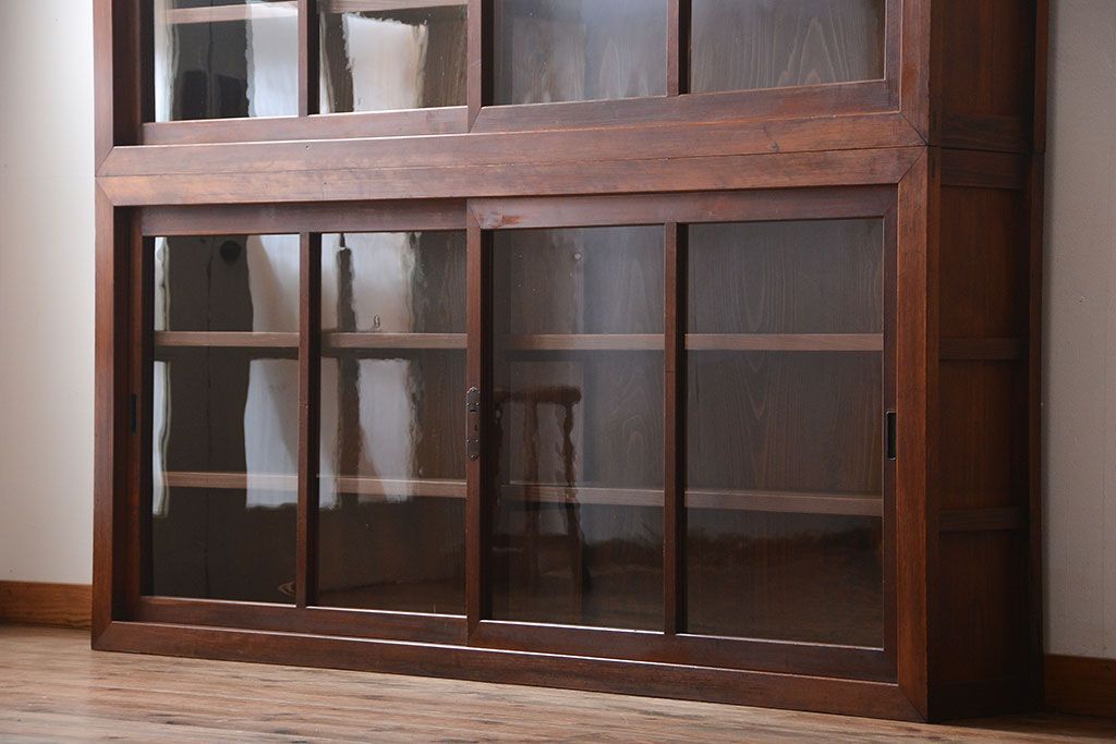 アンティーク家具　和製アンティーク　古い木製の引き戸付き大きな薄型収納棚