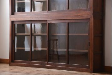 アンティーク家具　和製アンティーク　古い木製の引き戸付き大きな薄型収納棚