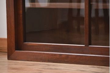 アンティーク家具　和製アンティーク　古い木製の引き戸付き大きな薄型収納棚