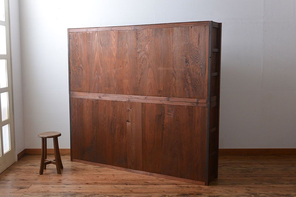 アンティーク家具　和製アンティーク　古い木製の引き戸付き大きな薄型収納棚