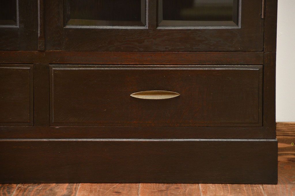 アンティーク家具　アンティーク　面取りガラス観音扉の引き出し2杯付き本箱