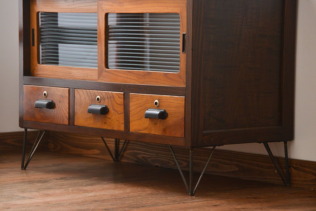 レトロ家具　昭和レトロ　モールガラス入り鉄脚付きローボード