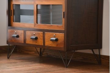 レトロ家具　昭和レトロ　モールガラス入り鉄脚付きローボード