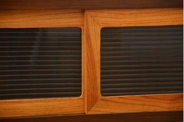 レトロ家具　昭和レトロ　モールガラス入り鉄脚付きローボード