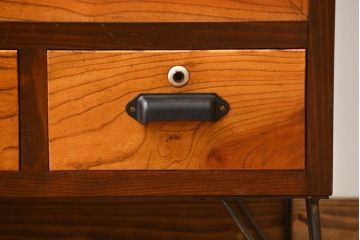 レトロ家具　昭和レトロ　モールガラス入り鉄脚付きローボード