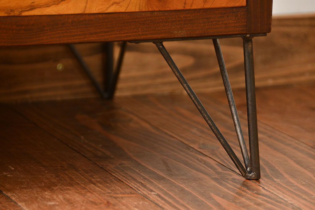 レトロ家具　昭和レトロ　モールガラス入り鉄脚付きローボード