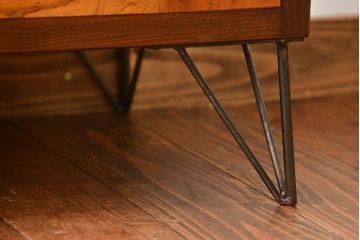 レトロ家具　昭和レトロ　モールガラス入り鉄脚付きローボード