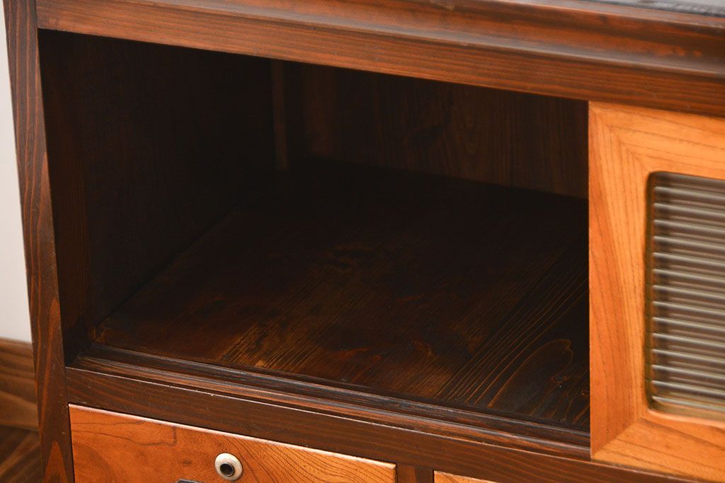 レトロ家具　昭和レトロ　モールガラス入り鉄脚付きローボード